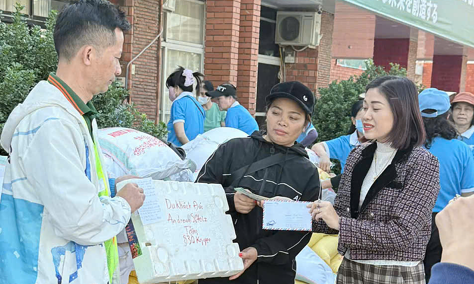 Khách Đức để lại phong bì 10 triệu đồng, nhờ chủ khách sạn ủng hộ dân vùng lũ