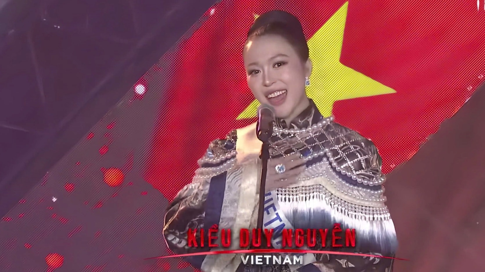 Kiều Duy hô tên ở chung kết Miss International