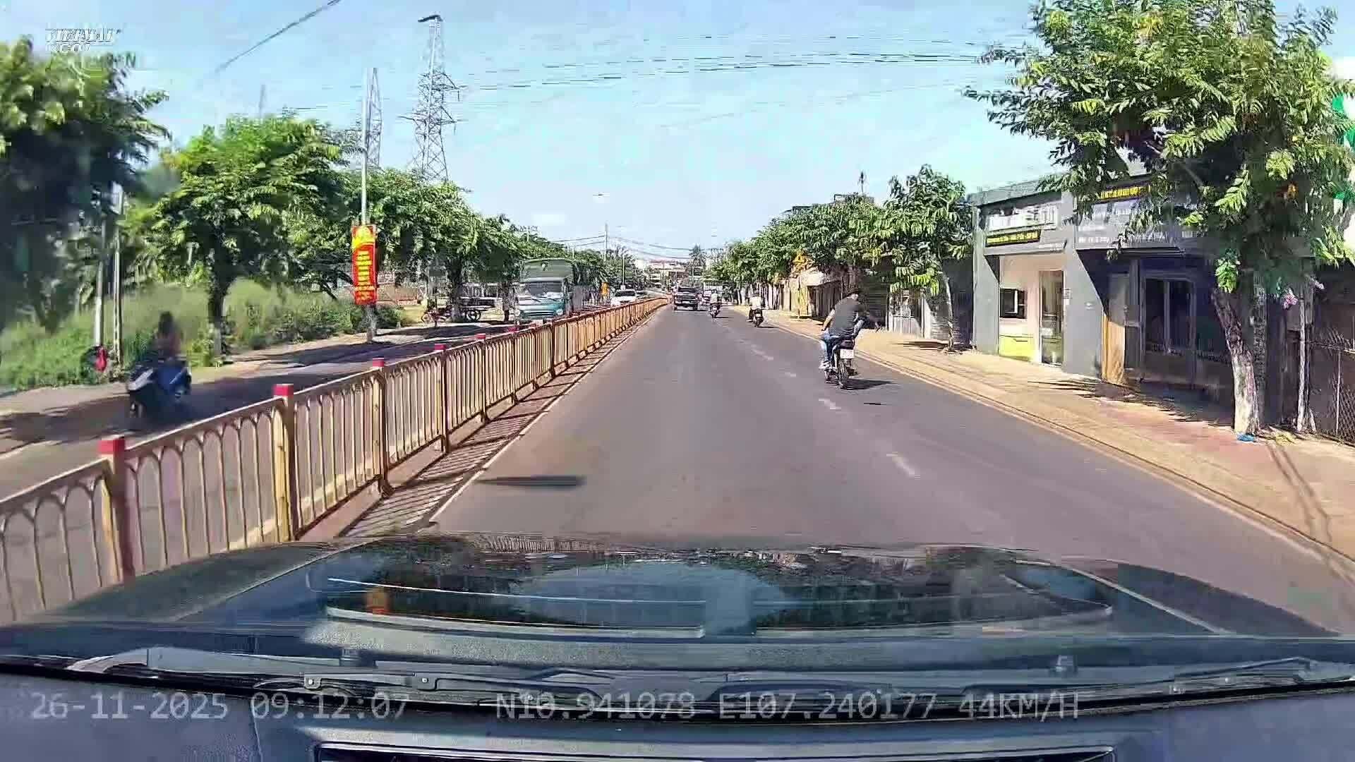 Nam thanh niên đi xe máy bằng chân