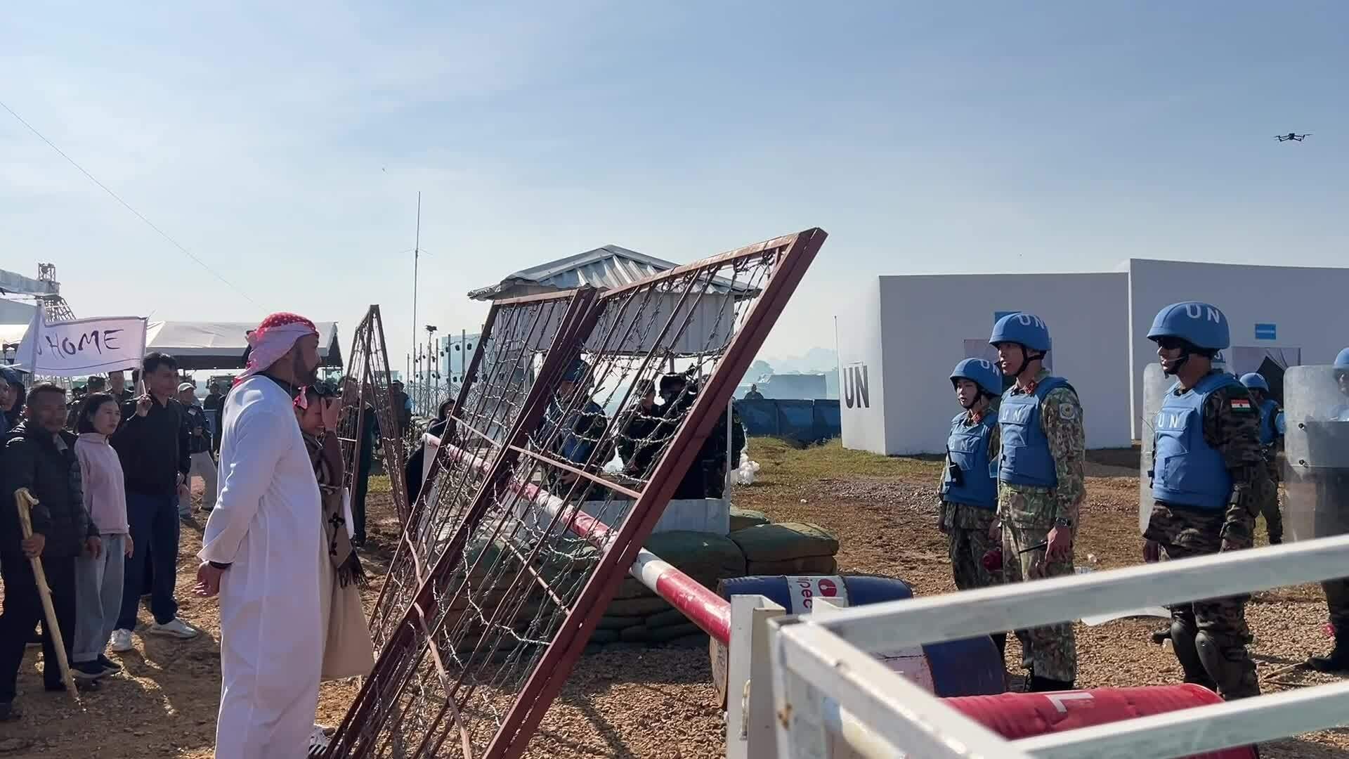 Diễn tập tích hợp rà phá bom mìn, giải tán đám đông và cứu hộ động đất