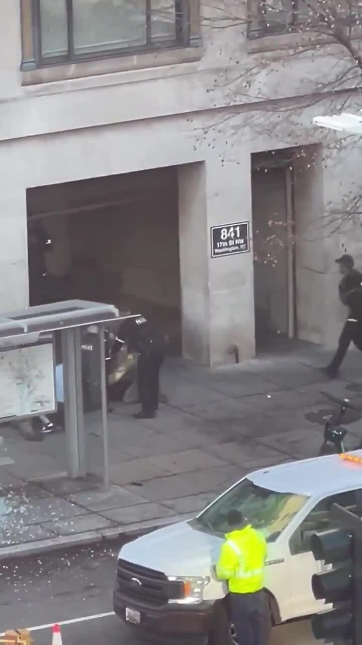 Hai vệ binh Mỹ bị bắn gần Nhà Trắng 