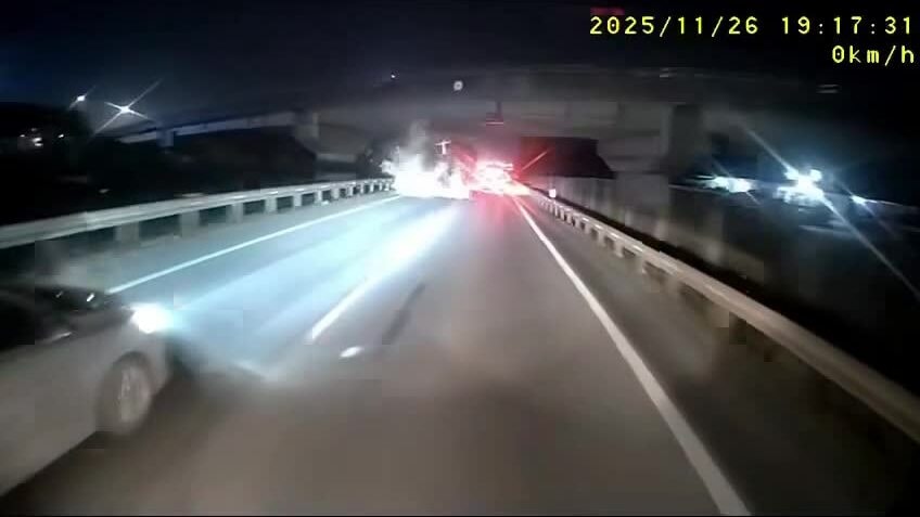 Xe tải chở hàng quá khổ xả vật liệu ra cao tốc