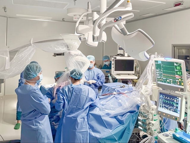 Kỹ thuật đặc biệt giúp người đàn ông tìm lại nụ cười sau hơn một năm bị co giật nửa mặt - Ảnh 1.