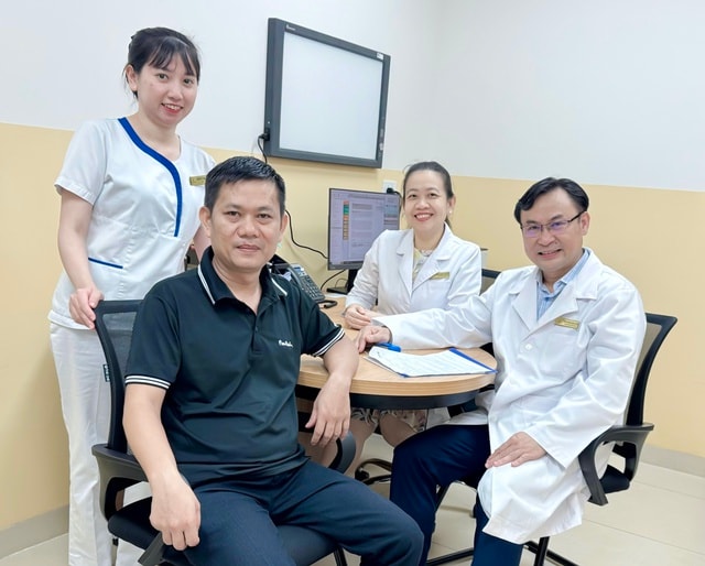 Kỹ thuật đặc biệt giúp người đàn ông tìm lại nụ cười sau hơn một năm bị co giật nửa mặt - Ảnh 2.