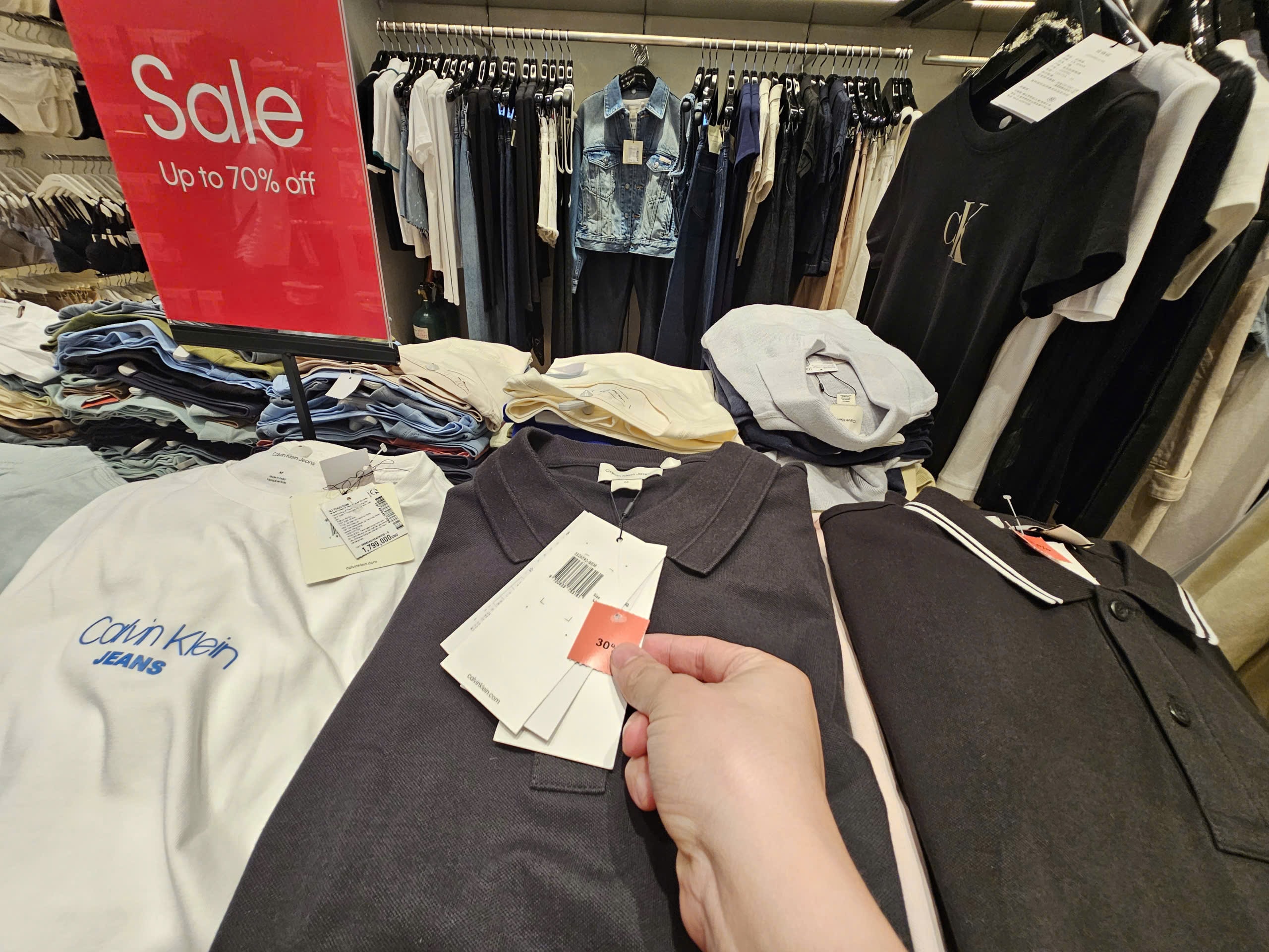 Người tiêu dùng lắc đầu với Black Friday - Ảnh 1.