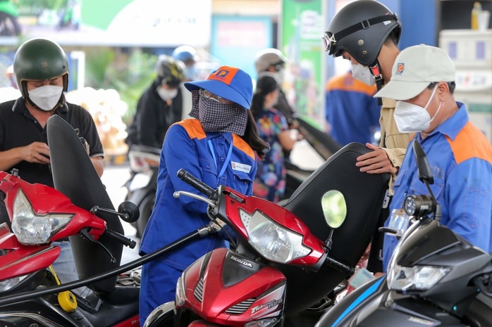 Giá xăng dầu giảm mạnh - Ảnh 1. Giá xăng dầu giảm mạnh - Ảnh 1.