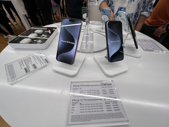 iPhone đời cũ giảm giá mạnh, hút khách - Ảnh 1.