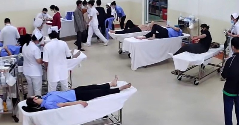 Các công nhân được nhập viện cấp cứu tại Bệnh viện Đa khoa khu vực Hóc Môn, nghi ngộ độc thực phẩm.