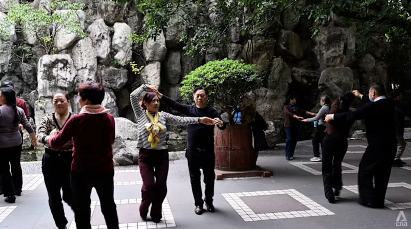 Nhóm cư dân lớn tuổi vui vẻ nhảy theo điệu nhạc. (Ảnh: CNA)