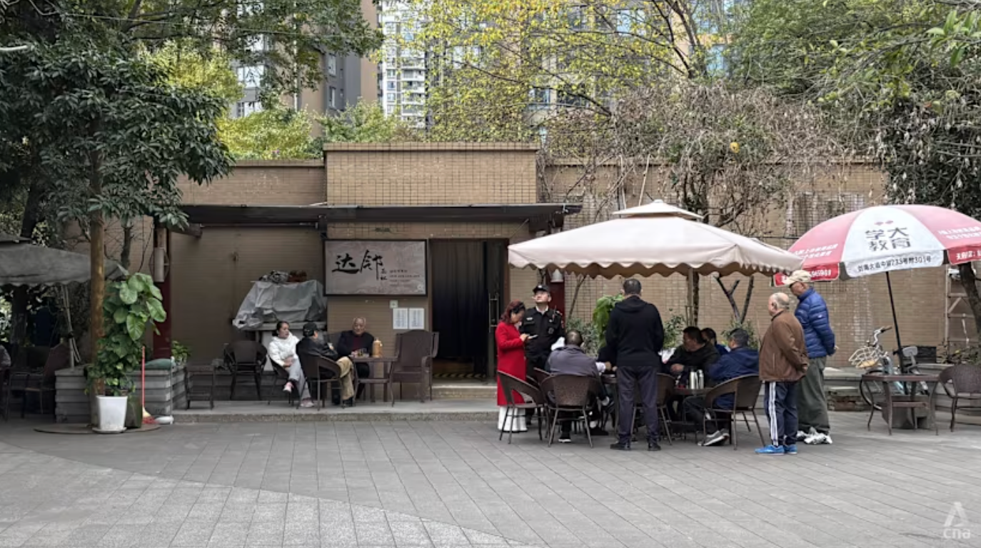 Người cao tuổi chơi bài poker tại không gian cộng đồng. (Ảnh: CNN)