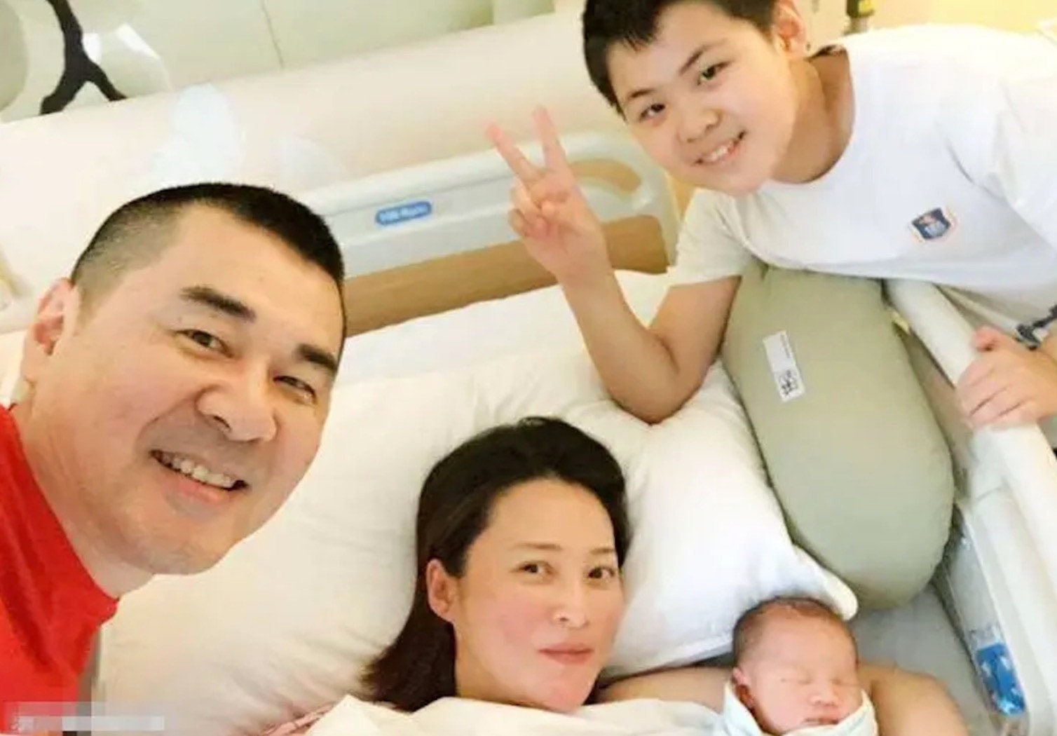 Gia đình Tưởng Cần Cần đón con trai thứ 2 vào năm 2018.