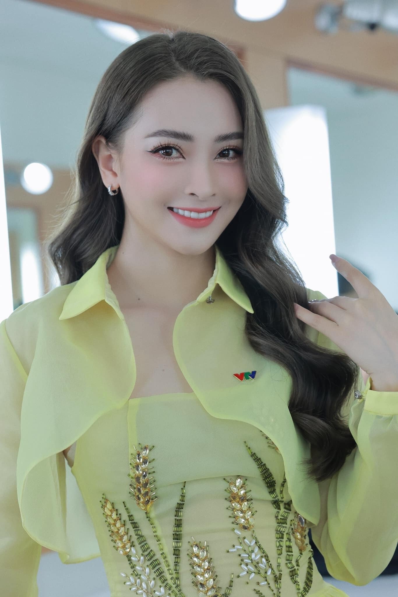 MC Huyền Trang là gương mặt quen thuộc của VTV với phong cách dẫn trẻ trung, linh hoạt.