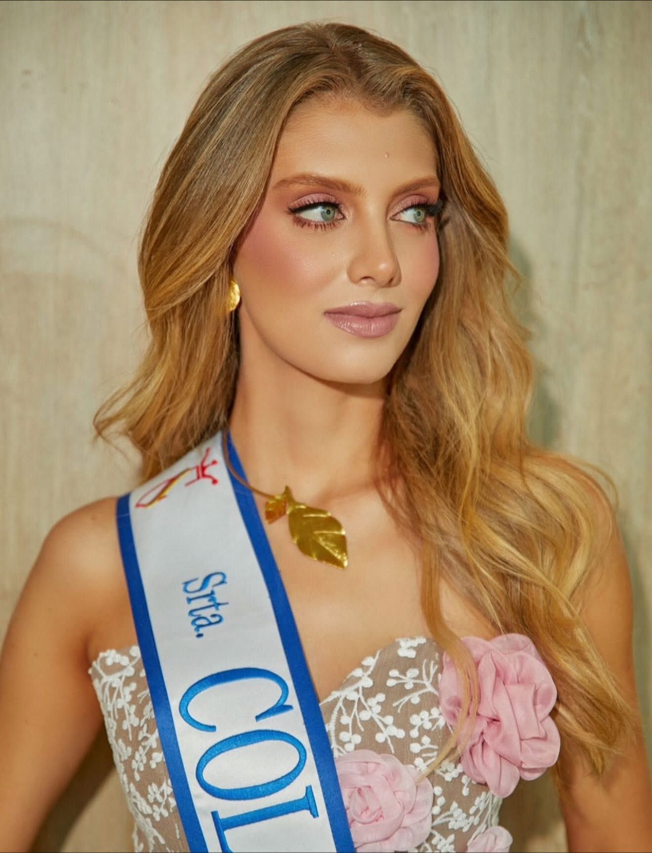 Ngay từ khi nhập cuộc, Catalina Duque gây ấn tượng bởi vẻ đẹp rực rỡ, phong thái tự tin và khả năng giao tiếp linh hoạt.