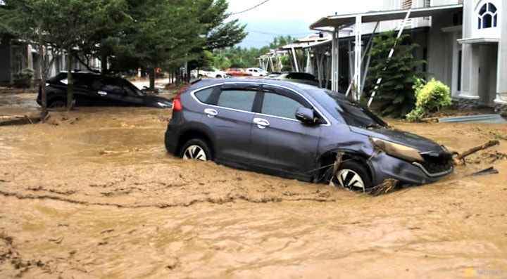 Hàng loạt ô tô bị mắc kẹt trong bùn đất. (Ảnh: Reuters)