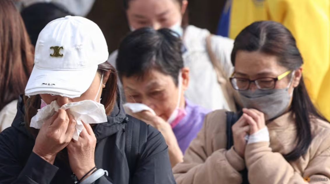 Người thân nhận dạng các thành viên gia đình tại Hội trường cộng đồng Kwong Fuk sau vụ cháy Wang Fuk Court, Tai Po, Hồng Kông, ngày 27/11/2025. (Ảnh: Reuters)