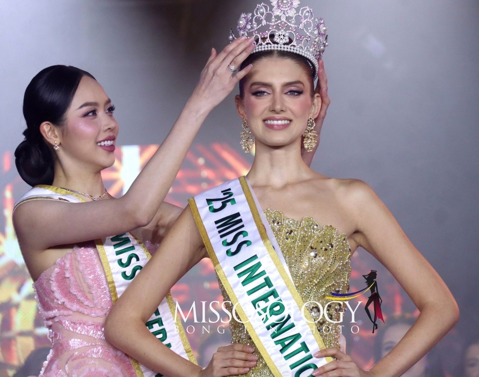 Vượt qua 79 thí sinh khác, người đẹp Colombia Catalina Duque Abréu đăng quang Hoa hậu Quốc tế 2025 đầy thuyết phục.