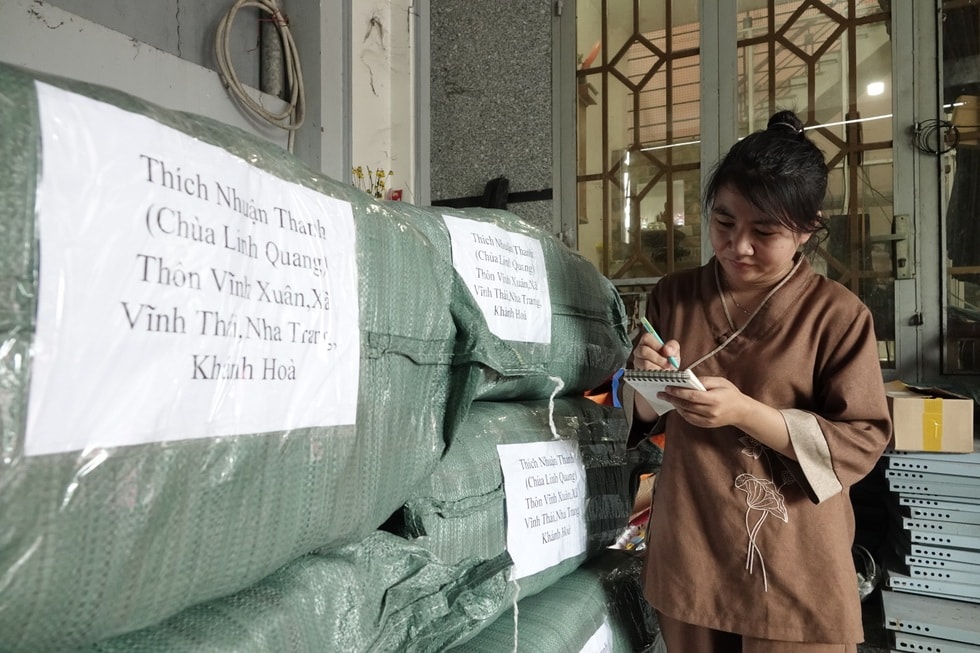 Xưởng may ngừng kinh doanh, chuẩn bị 10.000 chăn ấm tặng đồng bào vùng lũ - 7