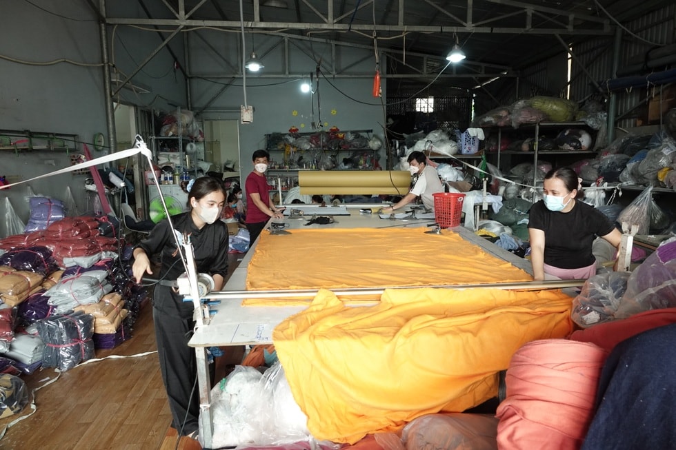 Xưởng may ngừng kinh doanh, chuẩn bị 10.000 chăn ấm tặng đồng bào vùng lũ - 10