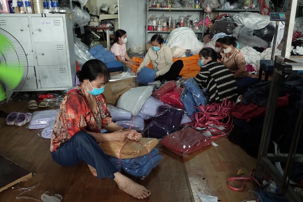 Xưởng may ngừng kinh doanh, chuẩn bị 10.000 chăn ấm tặng đồng bào vùng lũ - 18