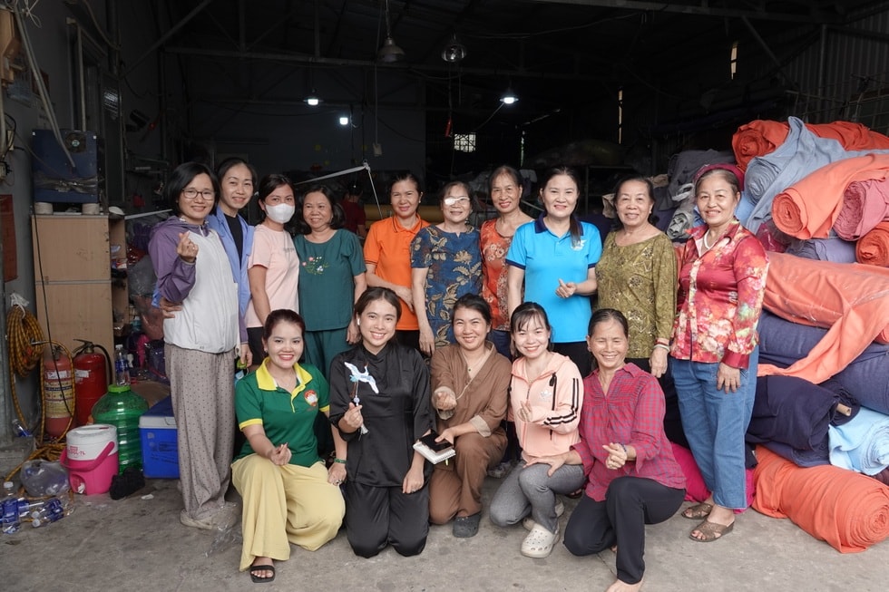 Xưởng may ngừng kinh doanh, chuẩn bị 10.000 chăn ấm tặng đồng bào vùng lũ - 12