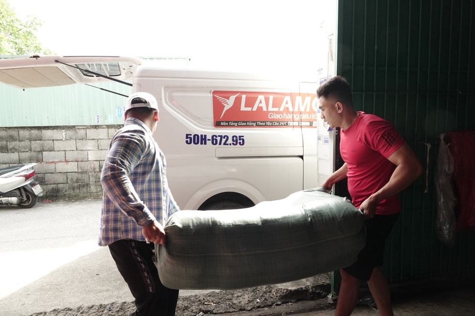 Xưởng may ngừng kinh doanh, chuẩn bị 10.000 chăn ấm tặng đồng bào vùng lũ - 14