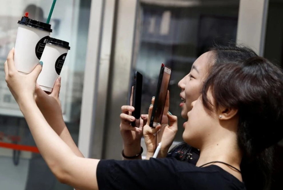 Từ bỏ hội trà sữa, tôi không ngờ gặp phải tình huống trớ trêu này - 1 Từ bỏ hội trà sữa, tôi không ngờ gặp phải tình huống trớ trêu này - 1