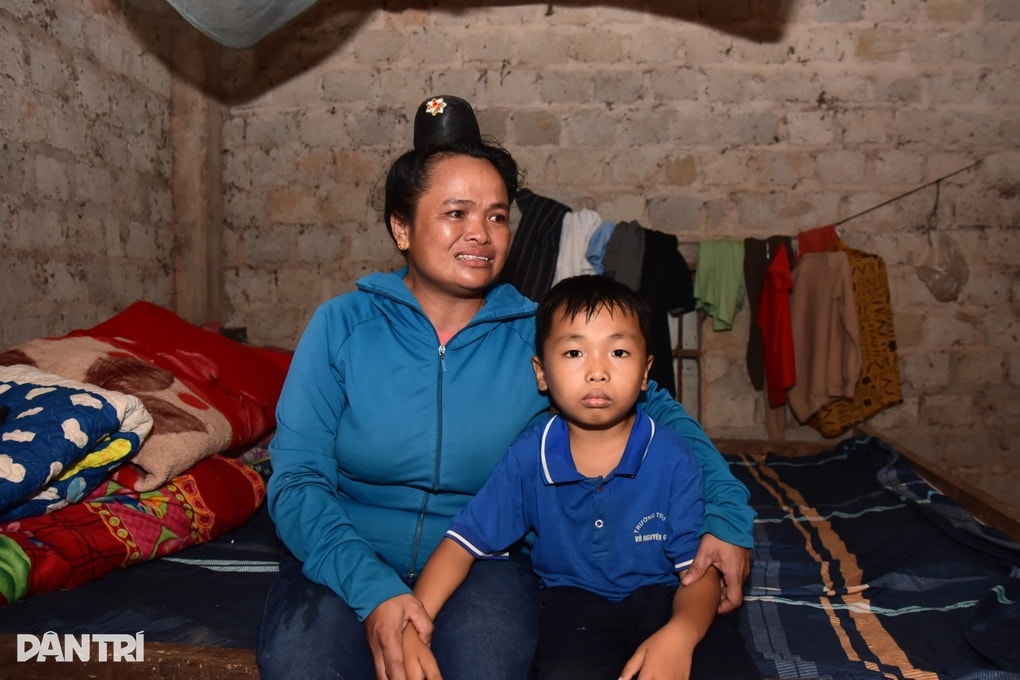 Chồng u bướu, con bệnh hiểm, người phụ nữ chăn bò thuê gồng gánh gia đình - 1 Chồng u bướu, con bệnh hiểm, người phụ nữ chăn bò thuê gồng gánh gia đình - 1