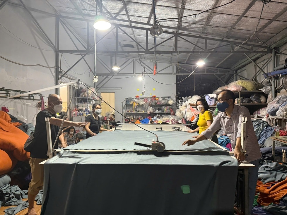 Xưởng may ngừng kinh doanh, chuẩn bị 10.000 chăn ấm tặng đồng bào vùng lũ - 16