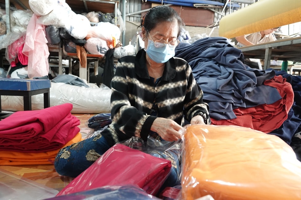 Xưởng may ngừng kinh doanh, chuẩn bị 10.000 chăn ấm tặng đồng bào vùng lũ - 9