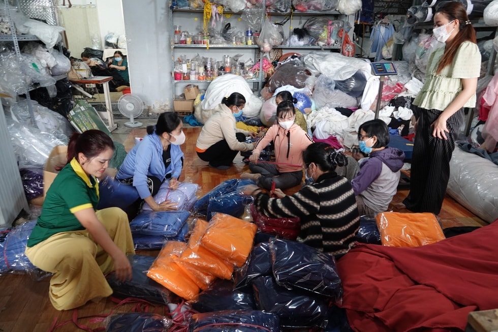 Xưởng may ngừng kinh doanh, chuẩn bị 10.000 chăn ấm tặng đồng bào vùng lũ - 3