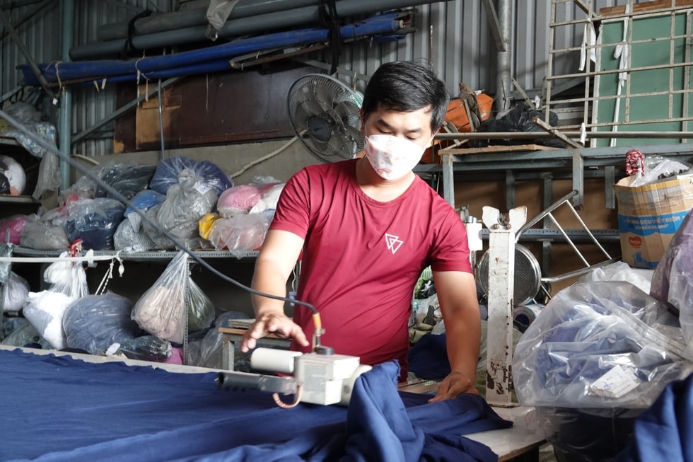 Xưởng may ngừng kinh doanh, chuẩn bị 10.000 chăn ấm tặng đồng bào vùng lũ - 2