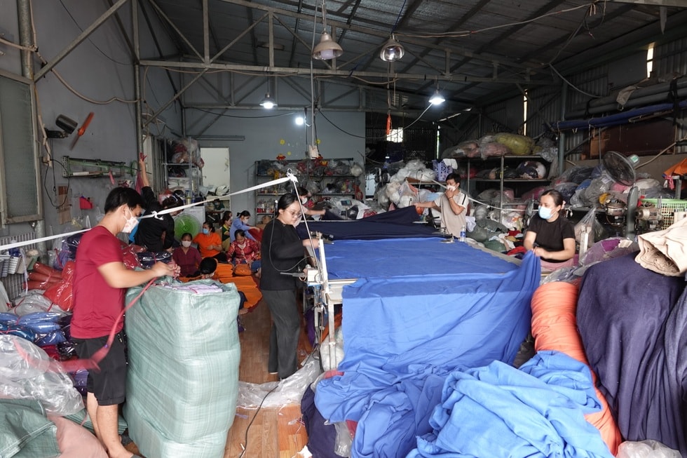 Xưởng may ngừng kinh doanh, chuẩn bị 10.000 chăn ấm tặng đồng bào vùng lũ - 1