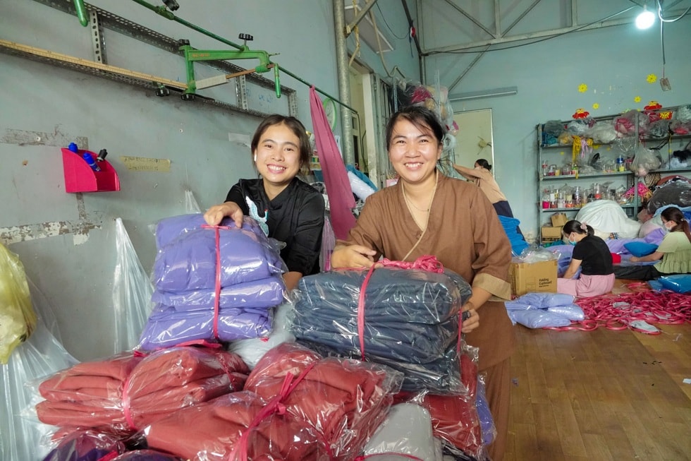 Xưởng may ngừng kinh doanh, chuẩn bị 10.000 chăn ấm tặng đồng bào vùng lũ - 13