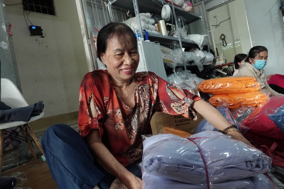 Xưởng may ngừng kinh doanh, chuẩn bị 10.000 chăn ấm tặng đồng bào vùng lũ - 4