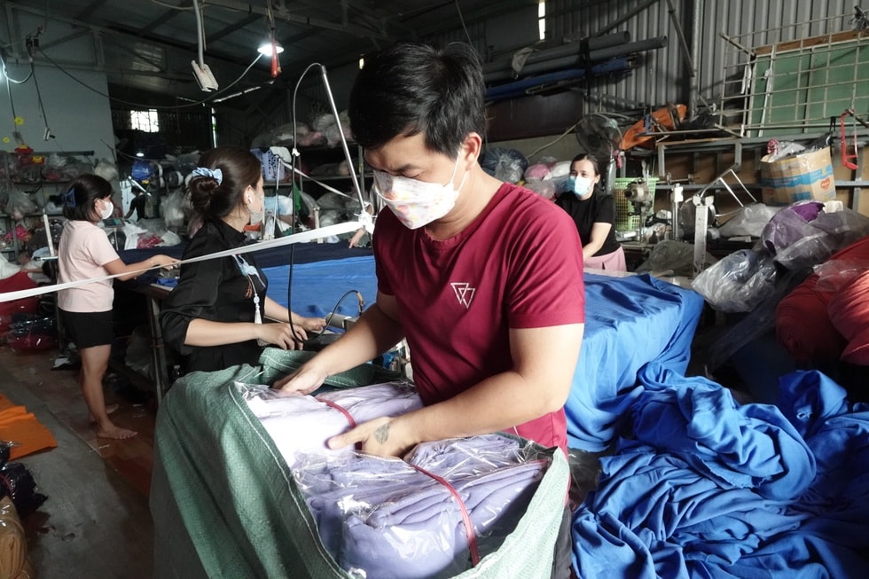 Xưởng may ngừng kinh doanh, chuẩn bị 10.000 chăn ấm tặng đồng bào vùng lũ - 17