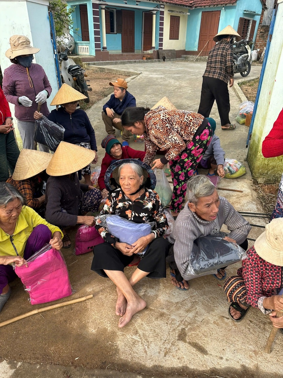 Xưởng may ngừng kinh doanh, chuẩn bị 10.000 chăn ấm tặng đồng bào vùng lũ - 6