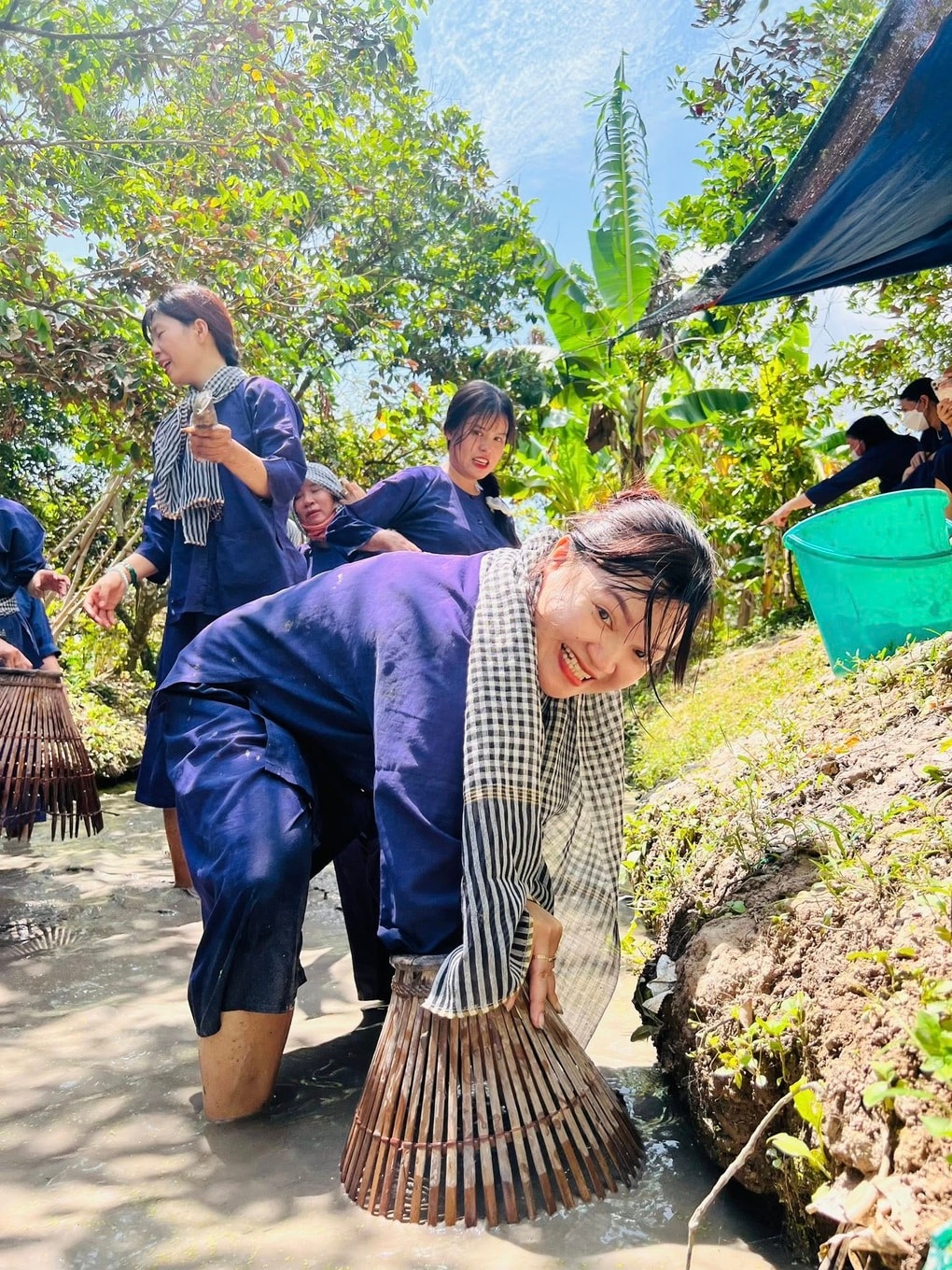 Du khách du lịch miền Tây: Tát mương, bắt cá, tìm lại vị quê xưa - 4