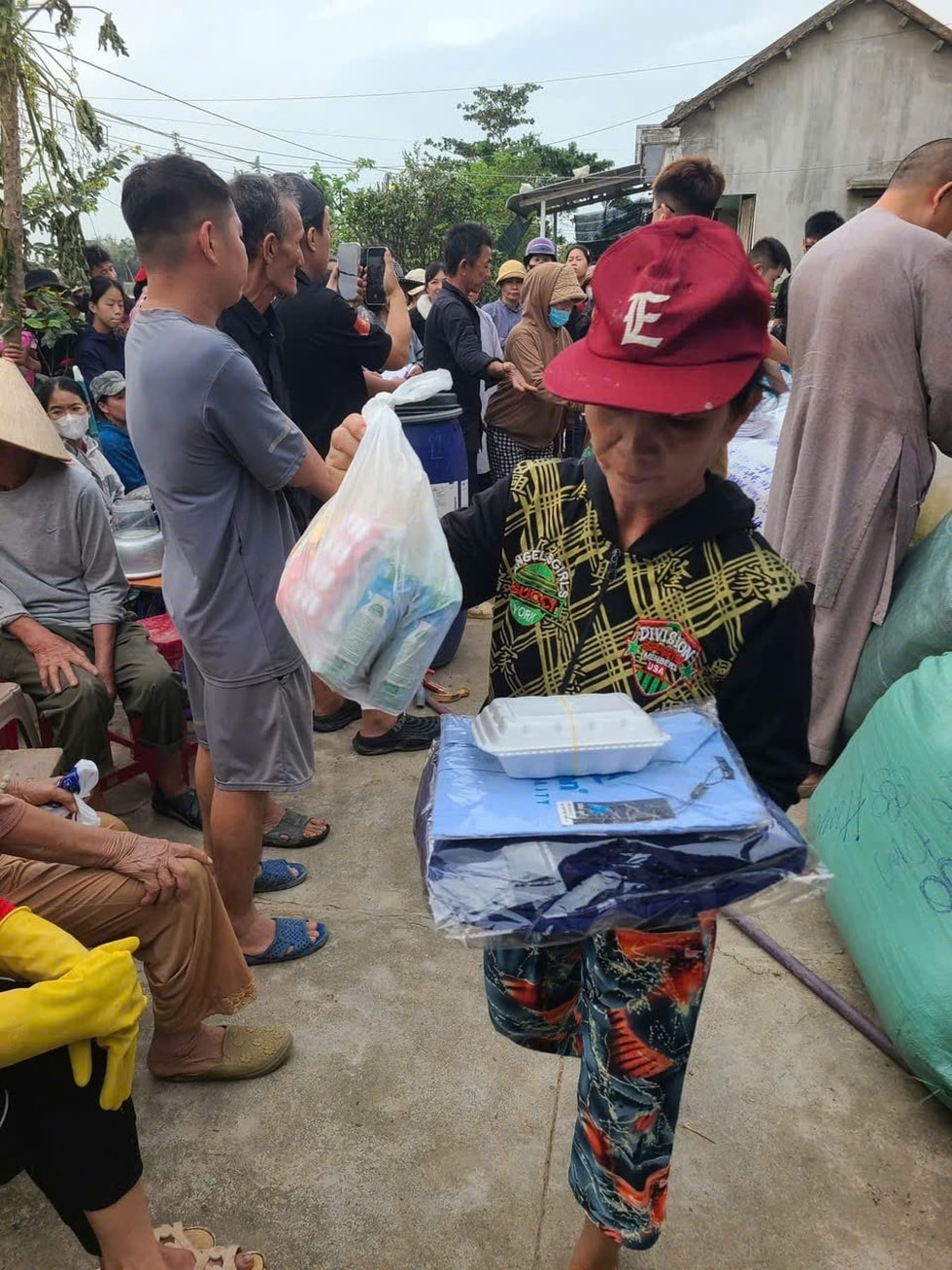 Xưởng may ngừng kinh doanh, chuẩn bị 10.000 chăn ấm tặng đồng bào vùng lũ - 5