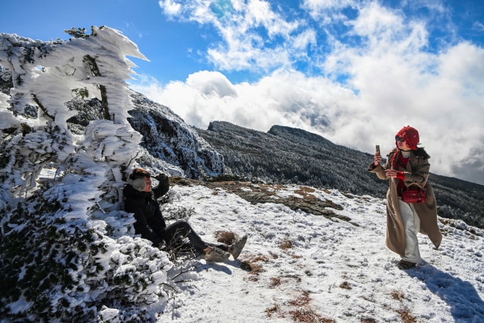 Khách Việt chụp hình ở núi tuyết Kiệu Tử, Vân Nam, Trung Quốc Ảnh: Giang Huy