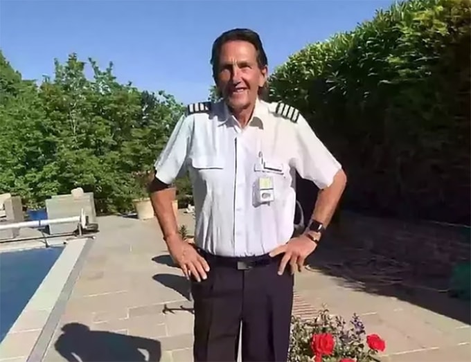 Phi công Nick Eades, tác giả cuốn Still Improving: Becoming the Worlds Most Experienced 747 Captain (Không ngừng hoàn thiện: Trở thành phi công lái Boeing 747 nhiều kinh nghiệm nhất thế giới).