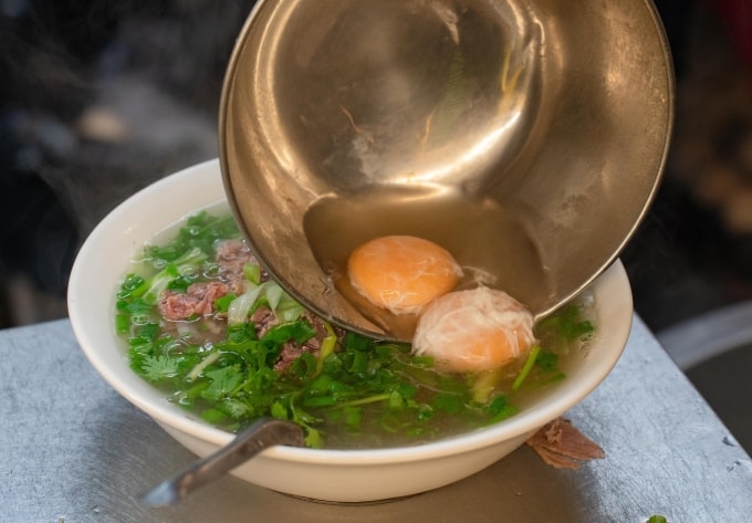 Món phở Thìn Bờ Hồ kèm trứng chần hút khách tại Hà Nội. Ảnh: Hoàng Giang