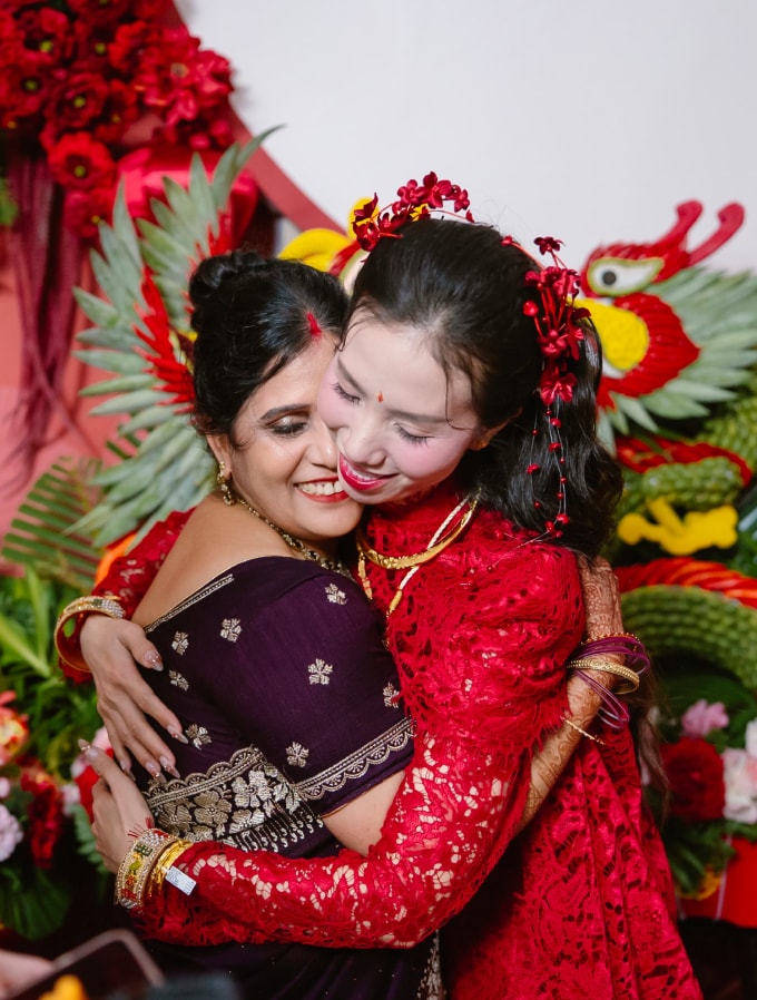 Mẹ chồng Ấn Độ trao sính lễ và cái ôm yêu thương cho cô dâu Như Ý, tại đám cưới ở Cần Thơ, hôm 9/11. Ảnh: Nhân vật cung cấp