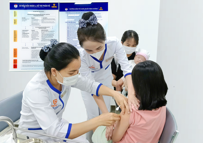 Bé gái được phụ huynh đưa đi tiêm vaccine tại Hệ thống Tiêm chủng VNVC để phòng bệnh. Ảnh: Mộc Thảo