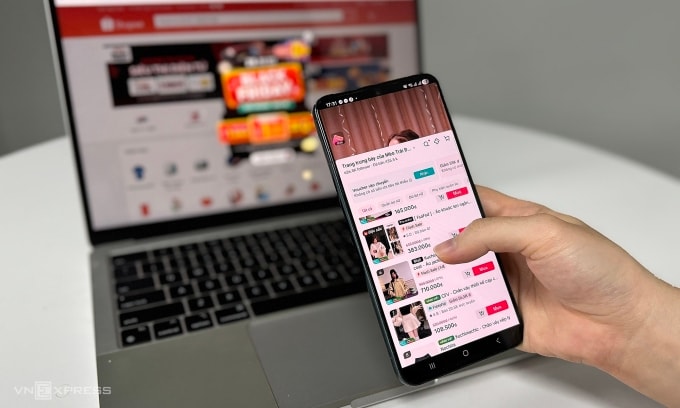 Xu hướng săn hàng giảm giá qua livestream ngày càng được ưa chuộng. Ảnh: Ngọc Diễm