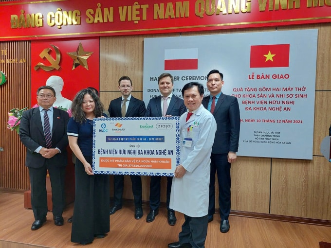 EUPC ủng hộ phần quà trị giá gần 400 triệu đồng cho Bệnh viện Hữu nghị Đa khoa Nghệ An vào tháng 12/2021. Ảnh: EUPC Group