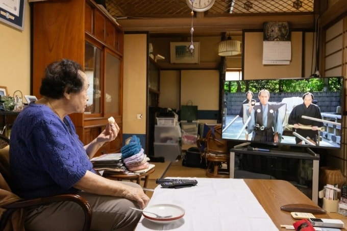 Cụ bà có sở thích xem phim cổ trang Nhật Bản. Ảnh: Asahi Shimbun Publications