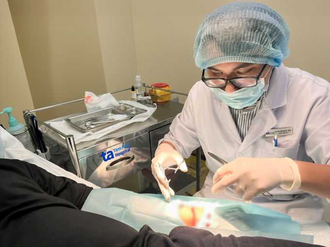 Bác sĩ Bảo xử trí vết thương phức tạp ở cẳng tay cho anh Thái. Ảnh: Bệnh viện Đa khoa Tâm Anh Bác sĩ Bảo xử trí vết thương phức tạp ở cẳng tay cho anh Thái. Ảnh: Bệnh viện Đa khoa Tâm Anh