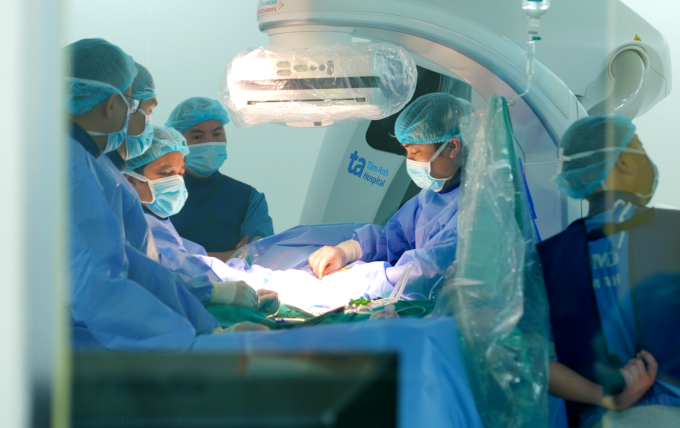 Êkíp can thiệp tái thông mạch cho người bệnh. Ảnh: Bệnh viện Đa khoa Tâm Anh