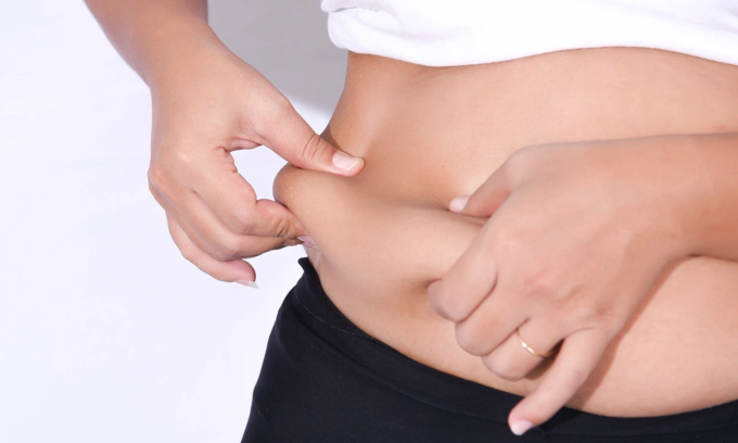 Việc tăng cân bất ngờ quanh vùng bụng cho thấy gan đang tích trữ nhiều chất béo hơn mức có thể xử lý. Ảnh minh họa: Prima