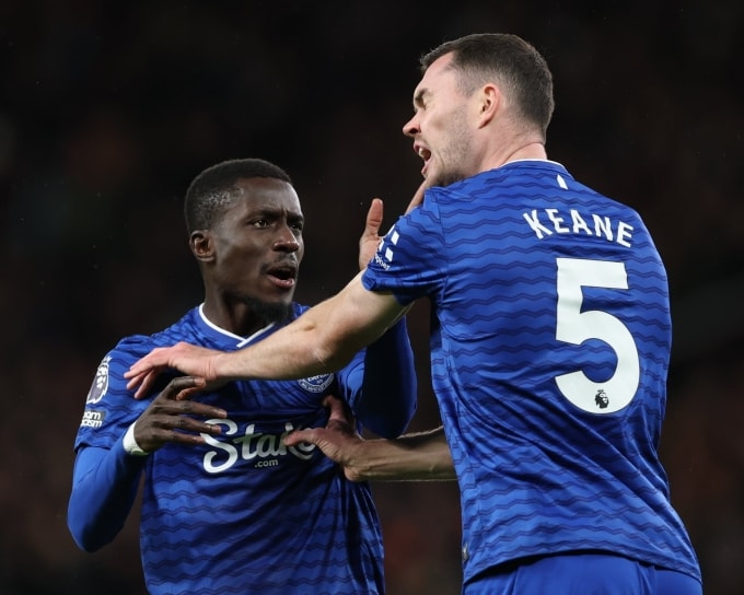 Gueye (trái) tát Keane